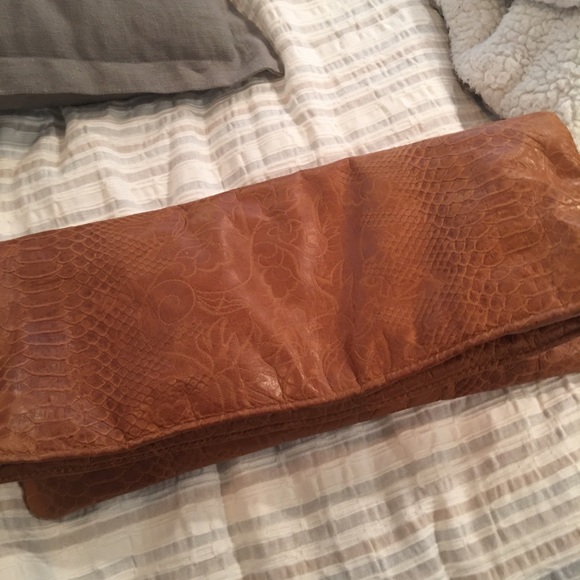 Beautiful brown leather clutch. - Picture 2 of 3
